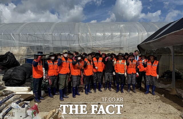 22일 충남개발공사 임직원들이 아산시 소재 오이농장을 찾아 수해복구 봉사활동을 진행하며 기념촬영을 하고 있다. /충남개발공사