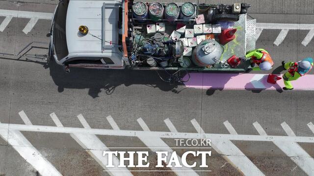 전북 완주분기점 램프 구간에서 노면색깔유도선 자동 도색 장비를 시범 운영하고 있다. /한국도로공사 전북본부