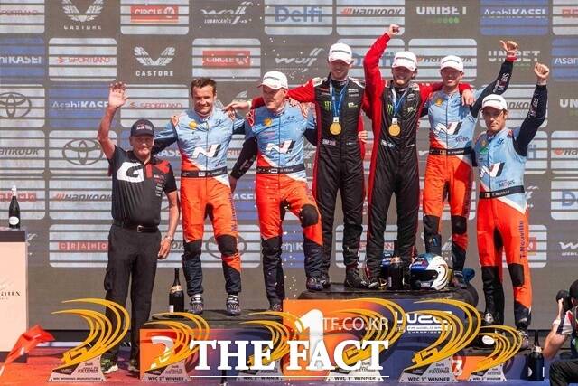 2025 월드 랠리 챔피언십 8라운드 에스토니아 델피 랠리가 성황리에 마무리됐다. 1~3위를 차지한 올리버 솔베르그(토요타), 오트 타낙(현대), 티에리 누빌(현대)이 기념 촬영을 하는 모습. /한국타이어