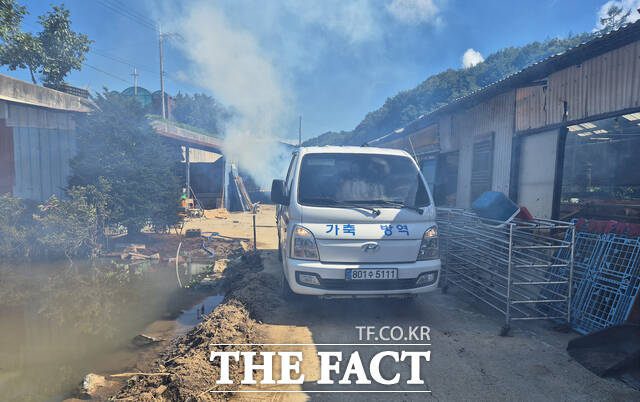 서산시 운산면 일원 축산 농가를 대상으로 21일 진행된 선제 방역 모습. /서산시