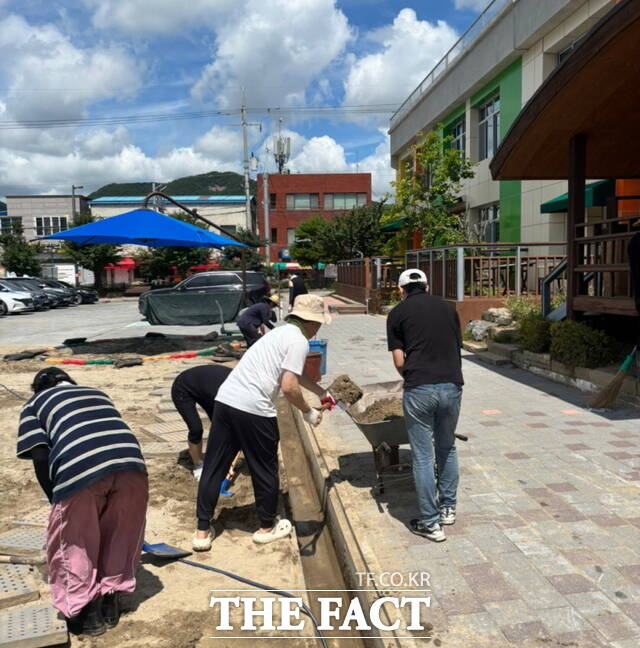 21일 아산교육지원청이 폭우로 피해를 입은 송남초등학교 수해 복구 작업을 하고 있다. / 아산교육지원청