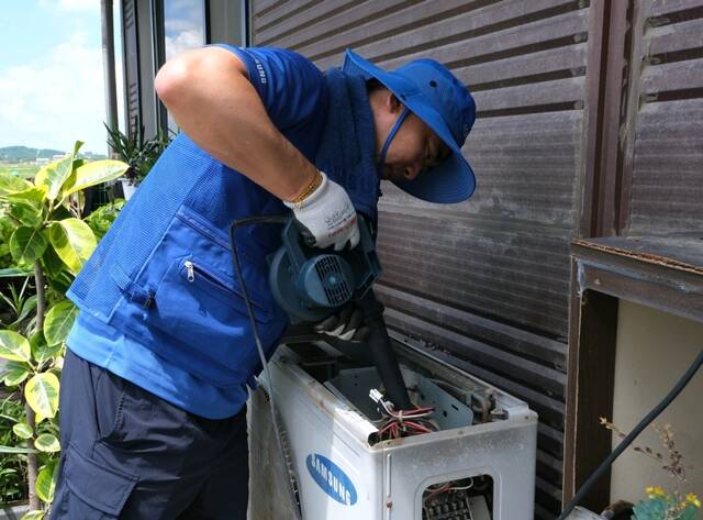 삼성전자서비스 직원이 집중호우 피해 지역에서 무상 점검을 실시하고 있다. /삼성전자