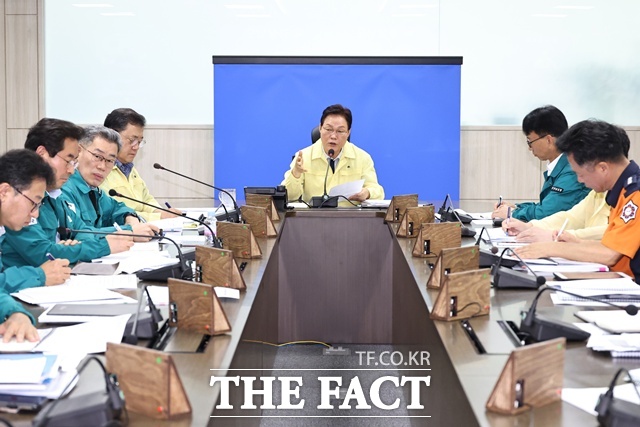 박완수 경남 지사가 22일 ‘호우 피해상황 및 복구계획 점검회의’를 갖고 있다./경남도