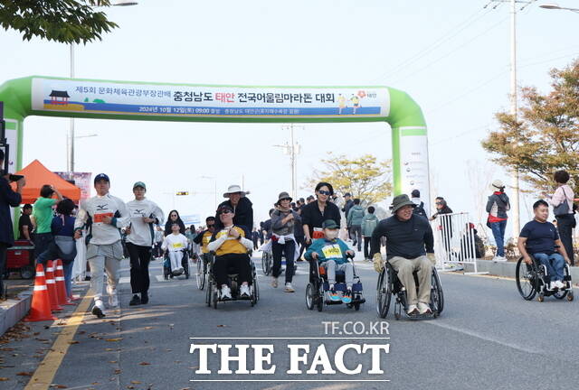 지난해 10월 12일 태안 꽃지 해수욕장 일원에서 열린 제5회 전국어울림마라톤대회 모습 /태안군