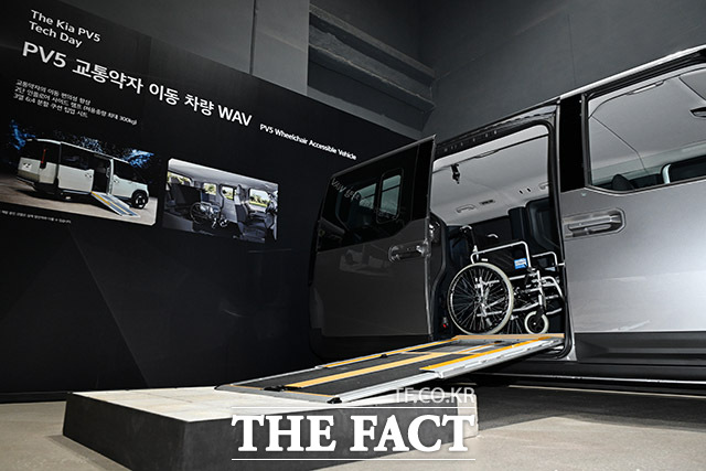 측면 도어의 스텝고는 399㎜로 설계돼 고령자나 장애인의 탑승 부담도 줄였다. 이빛나 기아 상품기획3팀 책임매니저는 사용자가 진짜 원하는 게 뭔지를 실제 데이터를 통해 확인하고, 이를 제품에 반영하고자 했다고 말했다. /남용희 기자