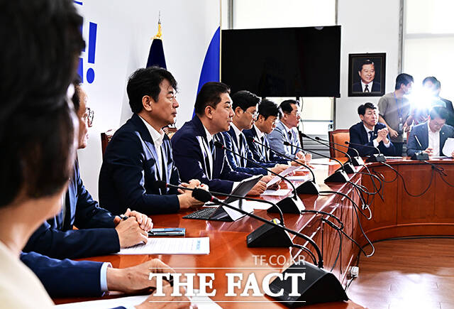 김병기 더불어민주당 당대표 직무대행 겸 원내대표가 22일 오전 서울 여의도 국회에서 열린 원내대책회의에 참석해 모두발언을 하고 있다. /배정한 기자