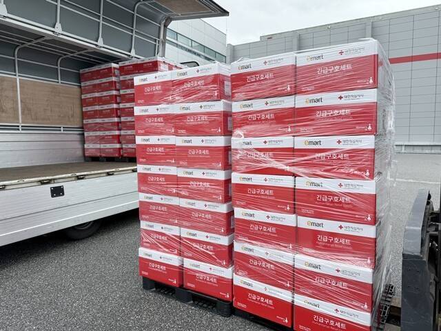 이마트의 긴급 구호세트가 차량으로 옮겨지고 있다. /신세계