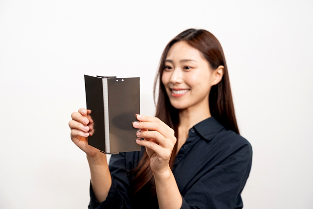 삼성디스플레이 신제품 폴더블 패널이 글로벌 인증업체 뷰로 베리타스(Bureau Veritas)의 50만 회 폴딩 테스트를 통과했다. 삼성디스플레이의 신제품 폴더블 패널에 탑재된 티타늄 플레이트. /삼성디스플레이