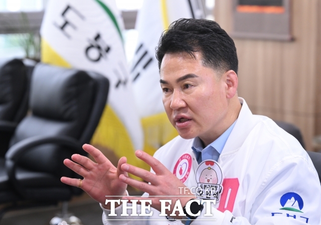 오언석 도봉구청장이 15일 오후 서울 도봉구청 집무실에서 <더팩트>와 인터뷰하고 있다./설상미 기자