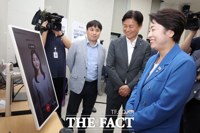 조용익 부천시장(왼쪽 3번째)이 이재명 정부 국정기획위원회 AI TF와 함께 경로당에서 AI 관련 프로그램을 살피고 있다./부천시