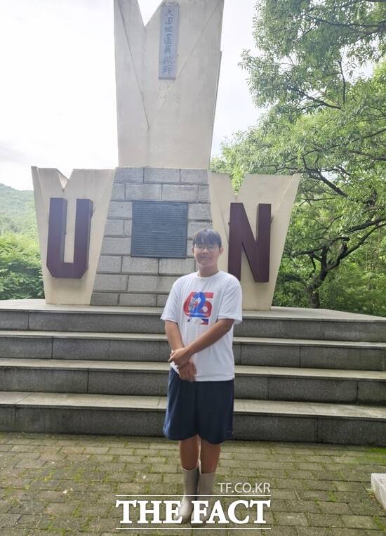 윤승우 학생(대전중 2학년)이 지난 20일 대전 소재 보문산 유엔 참전비에서 진행된 봉사활동에 참여했다./호국보훈기념사업회