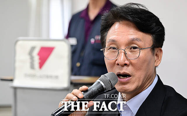 김 총리는 양대 노총 방문에 대해 대통령께서 국무회의에서 말씀하셨듯이 소통과 속도를 굉장히 중시하고 있다며 앞으로 속도감 있는 소통을 통해 의미 있는 성과를 낼 수 있도록 최선을 다하겠다고 강조했다. /임영무 기자