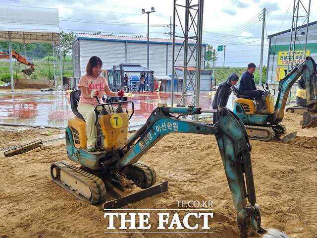 충남도립대 재학생들이 소형건설기계 면허 자격 취득을 위해 장비 조작 실습을 진행하고 있다. /충남도립대
