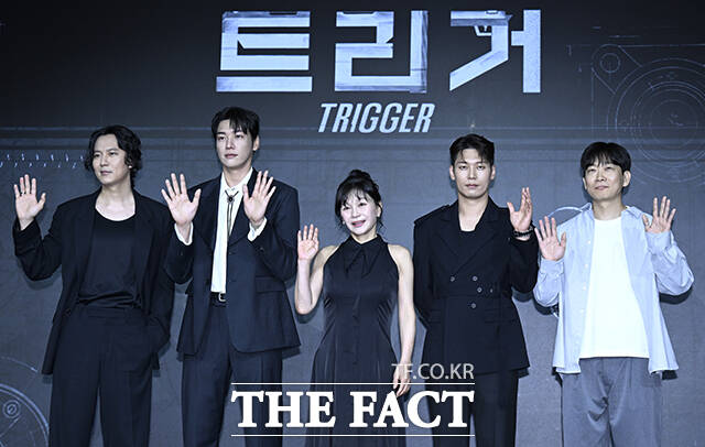 배우 김남길과 김영광, 길해연, 박훈, 권오승 감독(왼쪽부터)이 넷플릭스 새 시리즈 트리거 제작발표회에 참석한 가운데 권오승 감독이 지난 20일 발생한 인천 사제 총기 살인 사건을 언급했다. /장윤석 기자