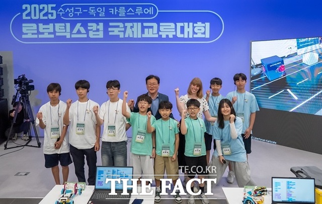 2025 수성구-독일 카를스루에 로보틱스컵 국제 교류대회에 참가한 한국 학생들이 김대권 수성구청장(가운데)와 기념 촬영을 하고 있다. /대구 수성구