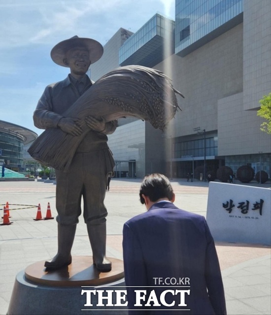 국민의힘 당 대표 출마를 선언한 조경태 의원이 22일 동대구역 광장에 있는 박정희 전 대통령 동상을 참배하고 있다. /조경태 의원 페이스북