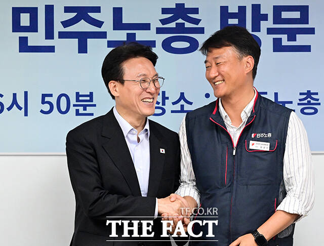 김민석 국무총리는 22일 한국노동조합총연맹(한국노총)과 전국민주노동조합총연맹(민주노총)을 방문해 노란봉투법 등 현안과 관련한 의견을 나눴다. 사진은 김 총리(왼쪽)가 양경수 민주노총 위원장과 기념 촬영을 하는 모습. /임영무 기자