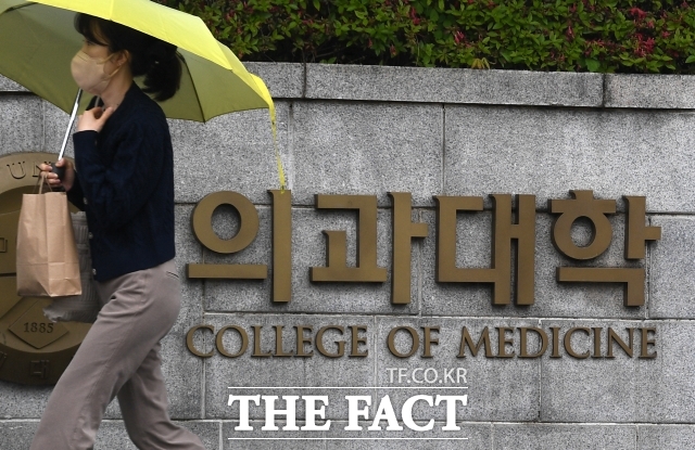 한국의과대학·의학전문대학원협회(KAMC·의대협회)는 22일 회의를 열고 본과 3학년 졸업 시기에 대해 논의했지만 합의에 이르지 못했다. 사진은 연세대학교 의과대학 전경. /서예원 기자