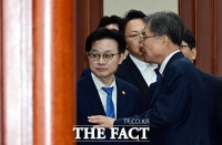  미국 통상 협상 앞두고 대화 나누는 조현 외교장관과 김정관 산업부 장관 [포토]