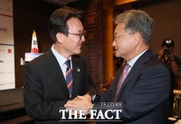  조셉 윤 주한미국대사 대리와 인사 나누는 김민석 총리 [포토]