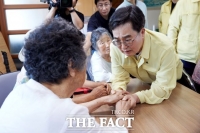 '부여잡은 손' 김동연 경기도지사, 일상회복지원금 첫 지급 주문