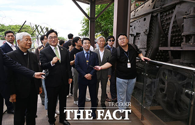 23일 경기 파주 임진각 평화누리공원 일원에서 유흥식 추기경 과 우원식 국회의장이 한반도 평화와 남북교류 복원을 위해 만나 인사를 나누고 일대를 둘러보고 있다. /국회사진기자단