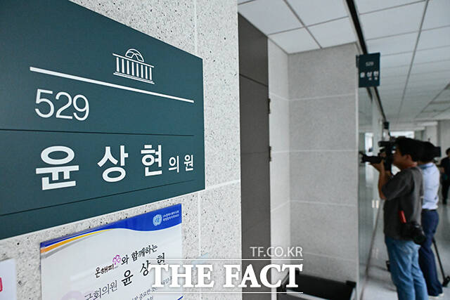 김건희 여사 연루 의혹을 수사하는 민중기 특별검사팀이 윤상현 국민의힘 의원을 불러 조사한다. 지난 8일 오후 김건희 특검팀이 윤상현 국민의힘 의원에 대한 압수수색을 실시한 가운데 서울 여의도 국회 의원회관 윤상현 의원 사무실 앞에 취재진들이 몰려있다. /남윤호 기자