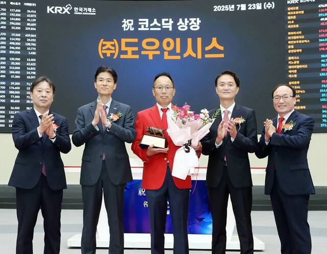 23일 한국거래소 서울사옥 홍보관에서 열린 도우인시스의 코스닥시장 상장기념식에서 (왼쪽부터) 유도석 한국IR협의회 상무, 민경욱 한국거래소 코스닥시장본부장, 옥경석 도우인시스 대표이사, 엄주성 키움증권 대표이사, 강왕락 코스닥협회 부회장 등 관계자들이 기념촬영을 하고 있다. /한국거래소