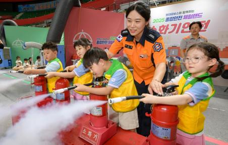 현대모비스는 최근 한국교육시설안전원, 한국도로교통공단, 한국어린이안전재단과 어린이 종합안전 캠페인 공동 운영을 위한 업무협약(MOU)을 체결했다. 지난달 열린 종합안전 체험랜드에 참여한 어린이들이 소화기 사용법과 심폐소생술(CPR) 교육을 받고 있는 모습. /현대모비스