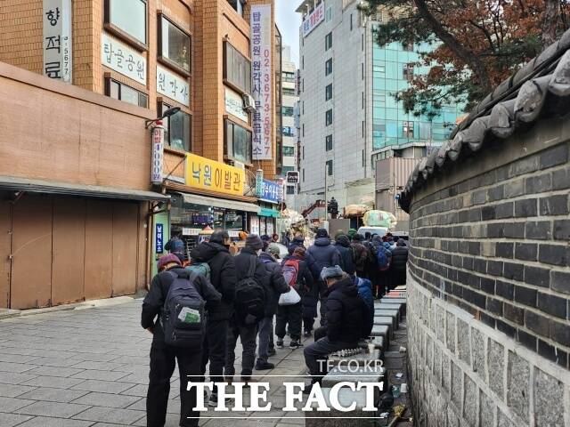 23일 보건복지부가 70여개 복지제도 대상자 선정과 수급액 기준선인 기준중위소득을 결정하는 중앙생활보장위원회(중생보위) 회의 내용에 대해 위원 이름을 익명으로 하고 주요 발언 요지를 정리해 공개하는 방식을 검토한다. 하지만 시민사회는 국민 생활에 직접적 영향을 미치는 주요 회의인만큼 실명을 기반으로 속기록 공개와 방청 보장이 이뤄져야 한다는 입장이다. 사진은 2023년 12월 19일 서울 종로구 탑골공원 인근 원각사 무료급식소 앞에서 점심을 먹기 위해 사람들이 줄 서있는 모습. /사진=이윤경 기자