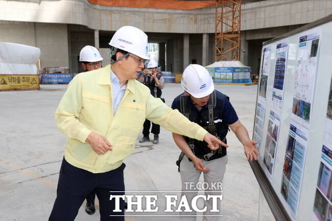 현근택 수원시 제2부시장이 지난 22일 폭염·태풍 대비 공사 현장을 점검하고 있다. /수원시