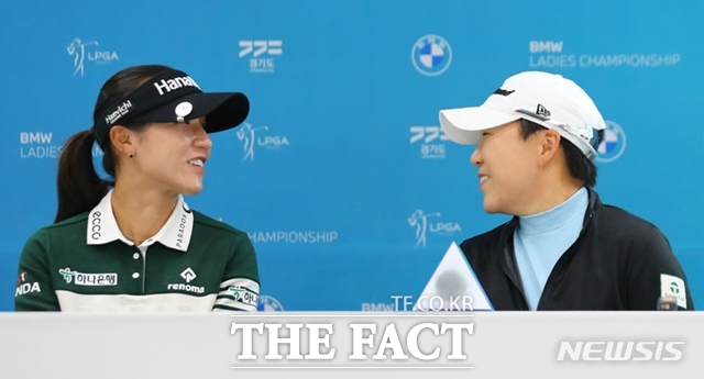 리디아고(왼쪽)와 신지애가 2023년 서원밸리컨트리클럽에서 열린 BMW 레이디스 챔피언십 기자회견에서 대화를 나누고 있는 모습. 둘은 LPGA투어 데뷔 직전 아마와 프로무대에서 역대급 성적을 올린 뒤 투어에 각각 입성한 바 있다./뉴시스