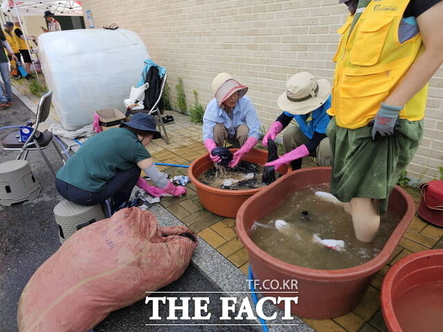수해 피해 가구를 대상으로 세탁봉사 활동을 벌이고 있다./아산시