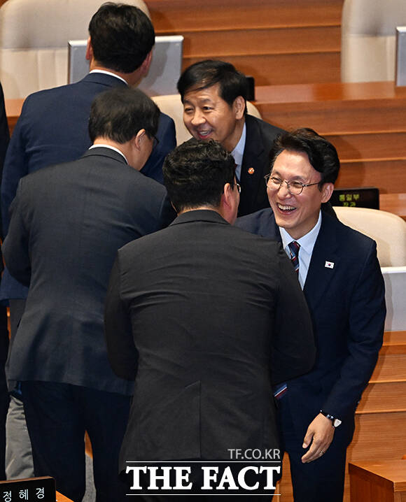 천하람 개혁신당 의원과 인사하는 김민석 국무총리.