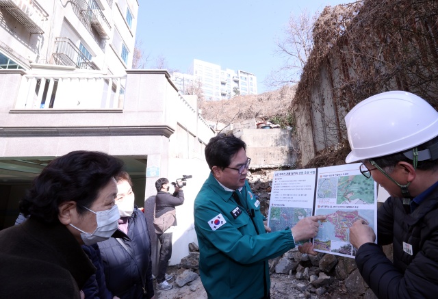 박일하 동작구청장이 지난해 3월 상도4동 상도공원 무허가건물 철거지에서 현장점검을 하고 있다. /동작구