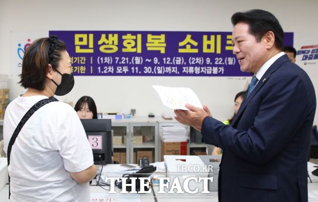 최대호 안양시장이 비산1동 소비쿠폰 창구에서 시민과 대화하고 있다./안양시