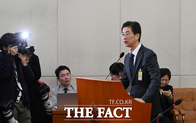 12·3 비상계엄 당시 김봉식 전 서울경찰청장에게 포고령이 효력이 있으니 따라야 한다고 말한 의혹을 받는 경찰 간부가 법정에서 이를 부인했다. 사진은 김 전 청장. /국회=박헌우 기자