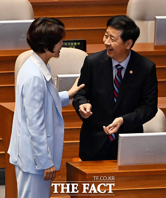 한정애 의원과 인사하는 구윤철 경제부총리 겸 기획재정부 장관.