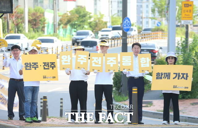 우범기 전북 전주시장(오른쪽 두 번째)이 23일 오전 덕진구 호남제일문 인근에서 출근길 완주·전주 통합 캠페인을 하고 있다. /전주시