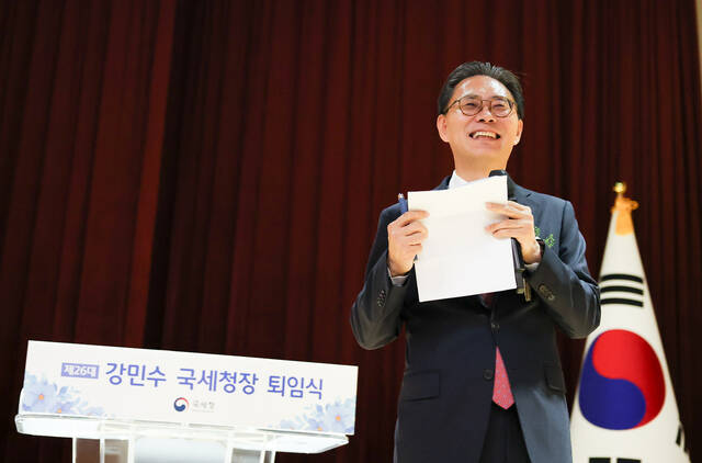 강민수 국세청장이 23일 퇴임식에서 일 하나는 제대로 하는 국세청에 대한 소신과 직원들에게 감사의 마음을 전하며 31년 간의 공직을 마무리하는 모습. /국세청