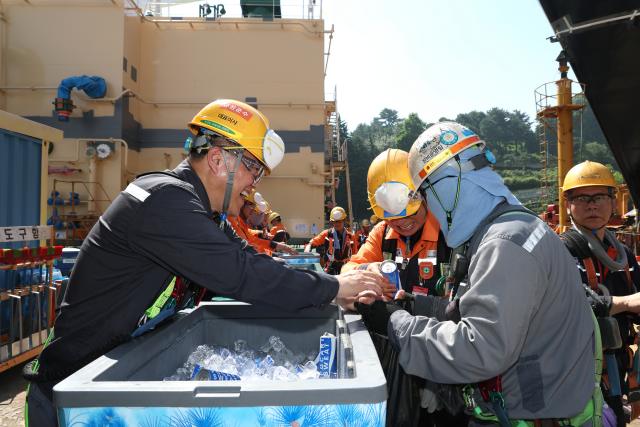 김희철 한화오션 대표이사는 23일 거제사업장을 방문해 노동자 휴식 공간 환경을 점검했다. /한화오션