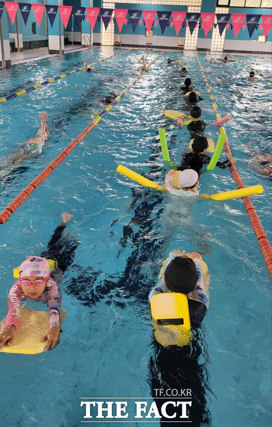 지난해 실시한 계룡시 드림스타트 수영교실 모습 /계룡시
