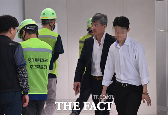 김건희 여사의 측근으로 도이치모터스 주가조작과 채 상병 사건 구명로비 의혹에 거론되는 이종호 전 블랙펄인베스트 대표가 특검 조사에 재출석했다. 이종호 전 블랙펄인베스트 대표가 21일 오전 서울 종로구 KT광화문빌딩 웨스트에 마련된 김건희 여사 관련 의혹 수사를 맡은 민중기 특별검사팀 사무실로 출석하고 있다. /이세롬 기자