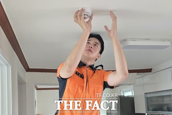 대전소방본부 관계자가 돌봄세대를 대상으로 단독경보형 감지기를 설치하고 있는 모습./대전소방본부