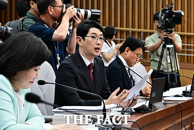 주진우 국민의힘 의원이 23일 당의 전열을 재정비하고, 젊고 강한 보수로 탈바꿈시키겠다라며 당대표 출마 의사를 밝혔다. 사진은 주 의원이 지난달 24일 오전 서울 여의도 국회에서 열린 김민석 국무총리 후보자 인사청문회에 참석해 자료제출 요청을 하고 있는 모습. /배정한 기자