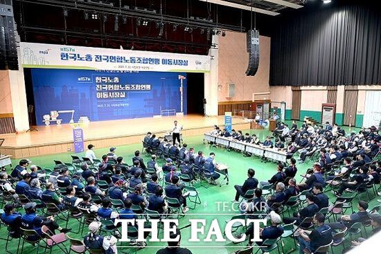 22일 경기 파주시민회관 대공연장에 마련된 이동시장실에서 김경일 경기 파주시장이 지방자치단체장 중 처음으로 한국노동조합총연맹 관계자들과 함께 건설업계의 주요 노동 현안과 지역건설산업 활성화 방안을 놓고 서로의 의견을 주고 받고 있다./파주시