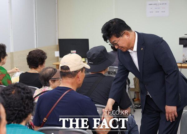 최충규 대덕구청장이 23일 대덕구 법2동 행정복지센터를 찾아 민생회복 소비쿠폰 지급 업무 현장을 점검하고 구민들과 인사를 나누고 있다. /대덕구