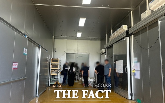 23일 대구 달성군 논공읍 한 식품가공 공장에서 소방당국과 가스안전공사 직원들이 가스 유출 조사를 벌이고 있다. /대구시