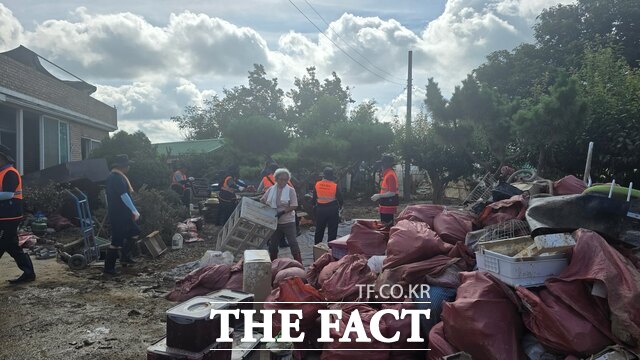금산군의용소방대원들이 폭우로 피해를 입은 예산군에서 수해복구 봉사활동을 펼치고 있다. /금산군
