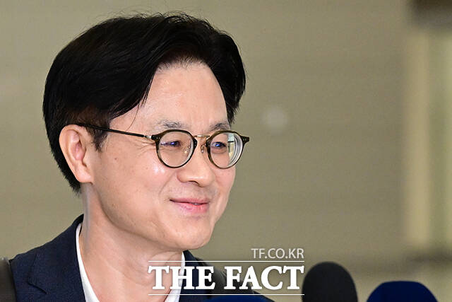 김정관 산업통상자원부 장관이 23일 오전 인천국제공항에서 한미 관세 협상과 관련한 미국 출장을 앞두고 취재진과 질의응답 시간을 갖으며 미소짓고 있다. /인천국제공항=남윤호 기자